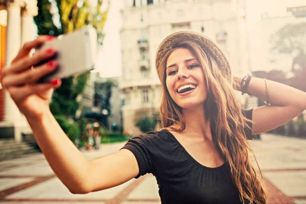 Modellerin poz verme sırrı ortaya çıktı: Instagram'da beğeni yağacak! Fotoğraflarda güzel görünmek için harika öneriler 4